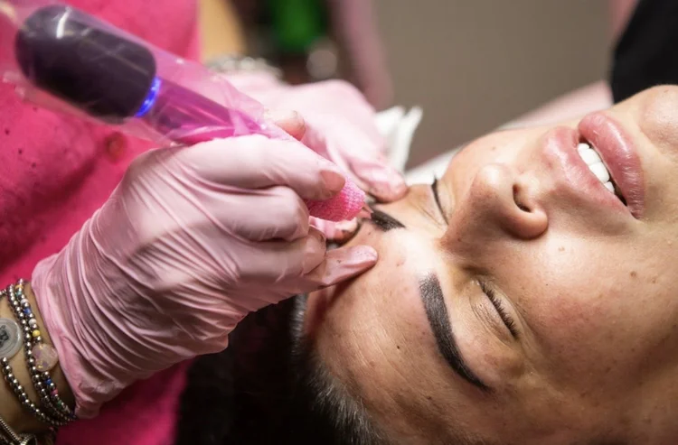 Permanent makeup brow detail